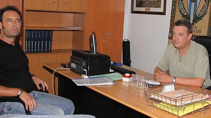 José Bordalás y Rafael Aracil, ayer, en el despacho del presidente del Club Deportivo Alcoyano minutos antes de firmar de mutuo acuerdo la rescisión del contrato del entrenador