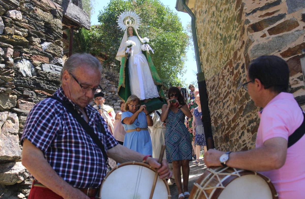 La Inmaculada Concepción reina en la calle Principal de Santa Cruz de Abranes