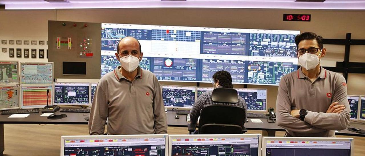 Por la izquierda, Carlos Villanueva y Rafael Cabañeros, en la sala de control de la térmica de Aboño.