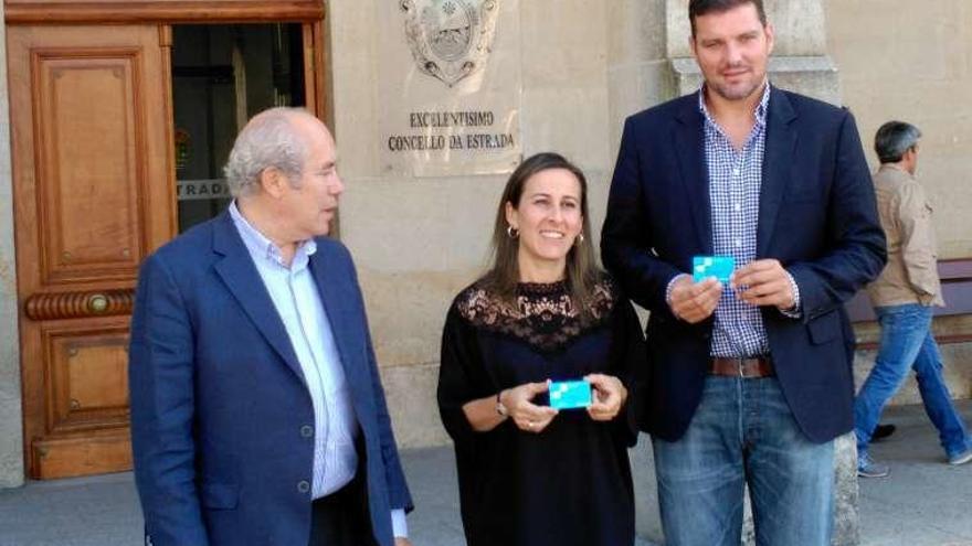 José Luis Díez, Vázquez y López, con las tarjetas de transporte.