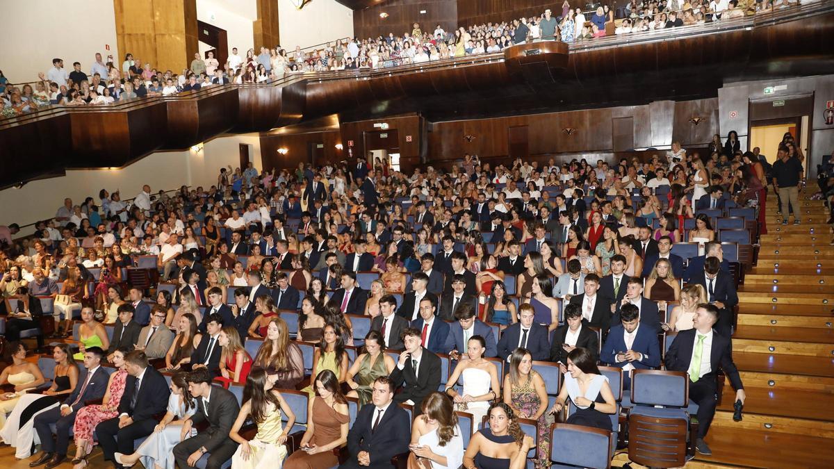 Los graduados, este viernes, en el Auditorio Príncipe Felipe de Oviedo.