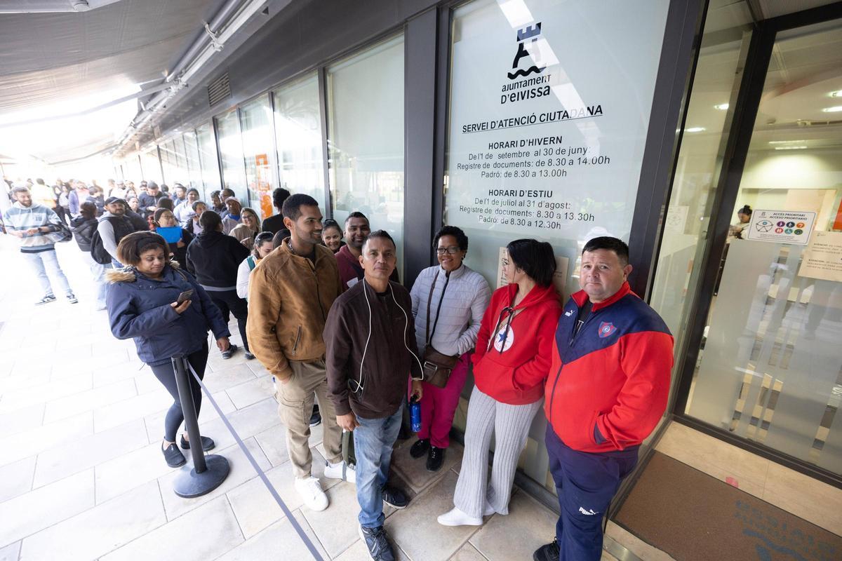 Imágenes de la fila para la regularización de migrantes en las oficinas del Cetis