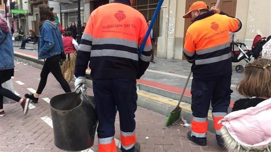 Operarios en tareas de limpieza.