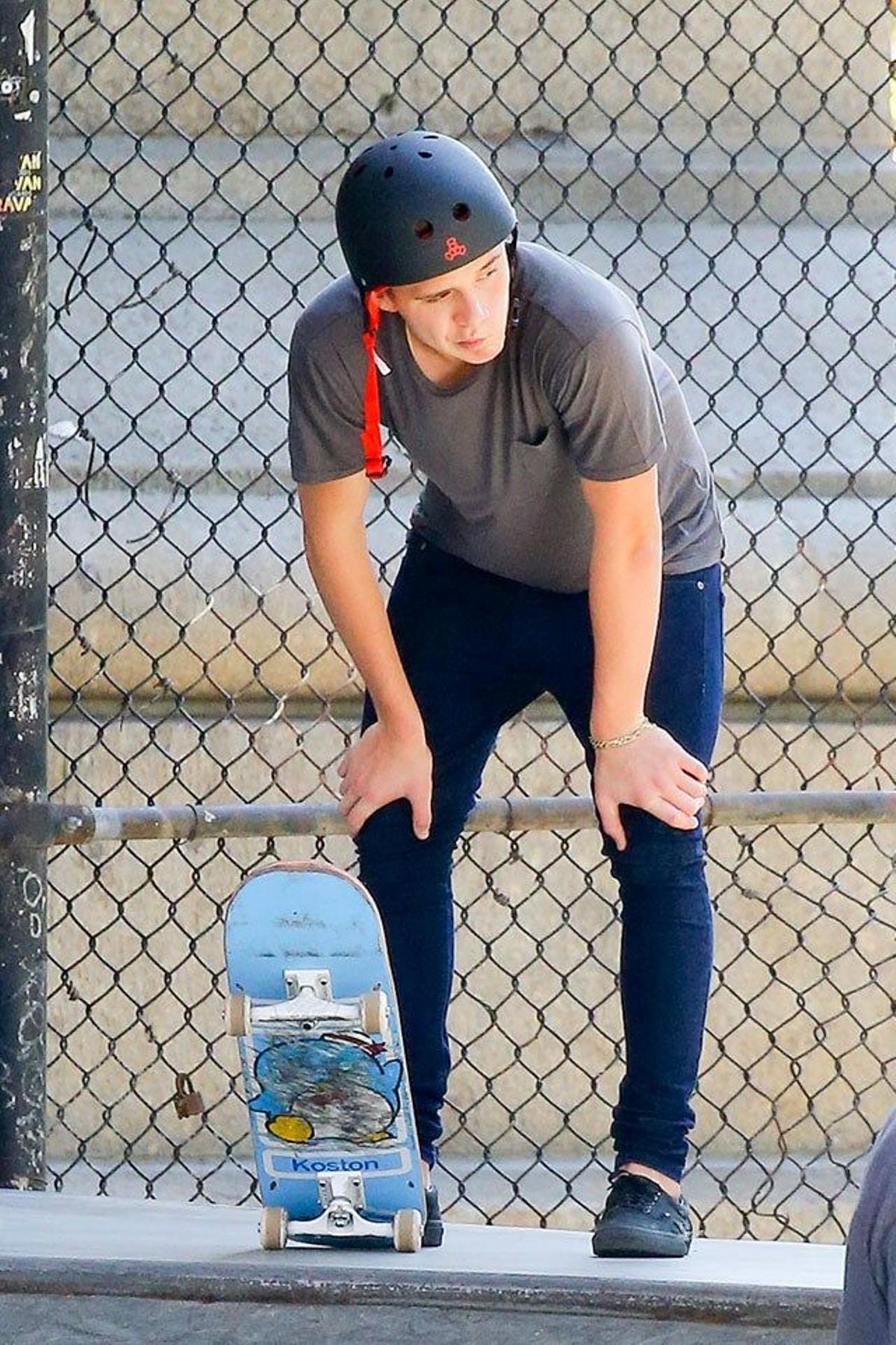 Brooklyn Beckham hace skate en Nueva York