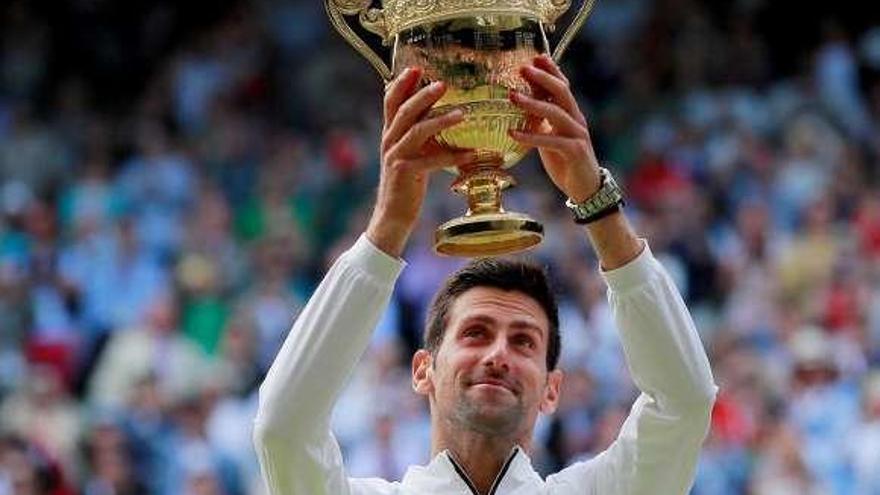 Djokovic levanta el trofeo en 2019. // Reuters