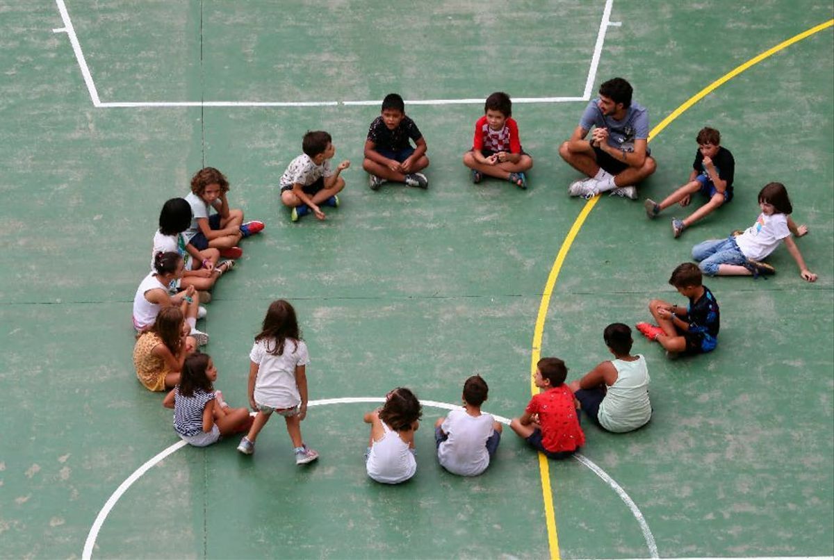 Un grupo de alumnos realizan una actividad extraescolar, en un colegio de Barcelona