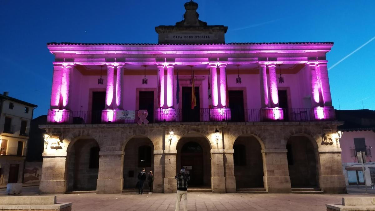 El Ayuntamiento de Toro, iluminado en rosa para visibilizar la lucha contra el cáncer de mama