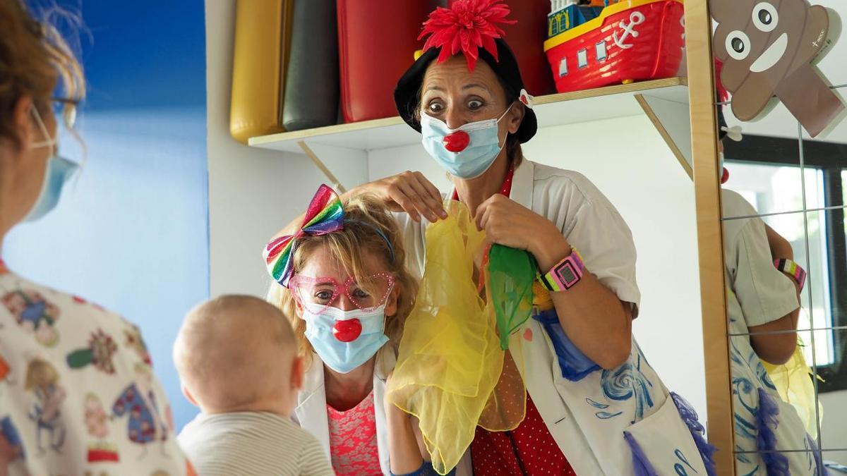 Zwei Clowns von Sonrisa Médica in Aktion.