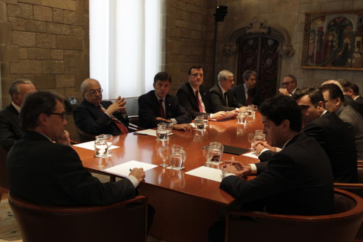 Reunió a la Generalitat per presentar el pla substitut del projecte Eurovegas. Reunió a la Generalitat per presentar el pla substitut del projecte Eurovegas.