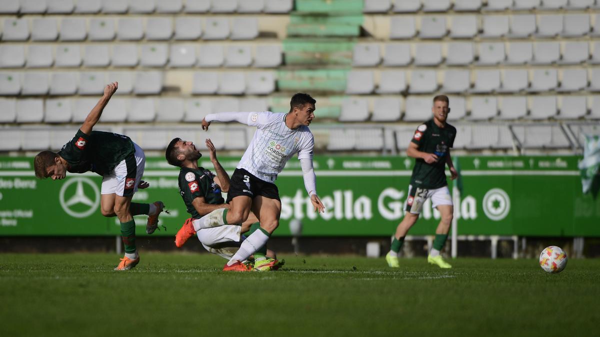 Adrián Fuentes, durante el encuentro del sábado del Córdoba CF en A Malata, ante el Racing de Ferrol.