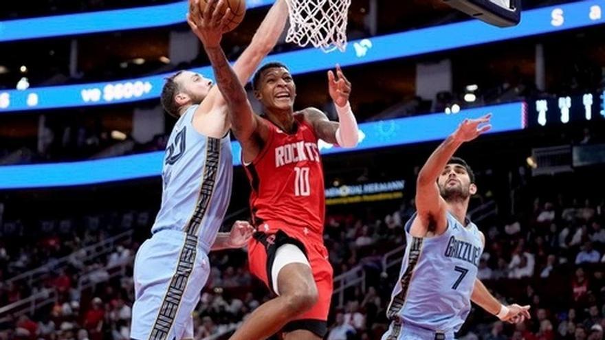 Santi Aldama brilla en la ajustada victoria de los Grizzlies ante los Rockets (120-119)
