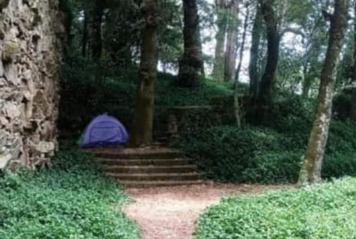 Tienda de campaña en el Bosque Encantado, en Aldán. |   // G.N.