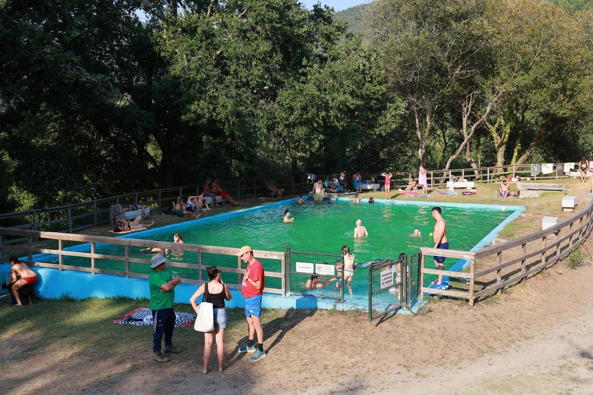 La comunidad de montes ha habilitado una piscina en una antigua presa de regadío que también sirve para la extinción de incendios.
