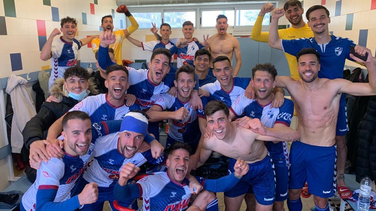 Los futbolistas del Ebro celebran el triunfo en el vestuario.