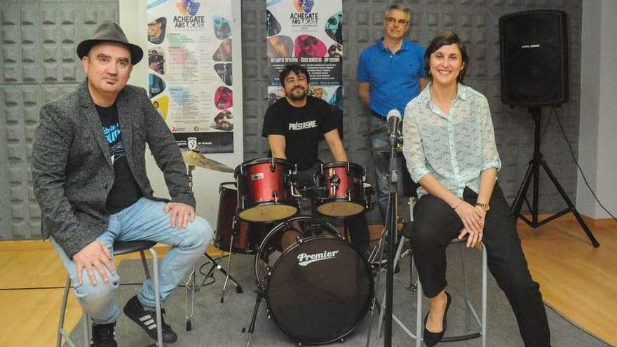 Pablo Vidal, Diego Basadre, Alberto Estévez y Sonia Outón, en la sala de ensayos. // Iñaki Abella