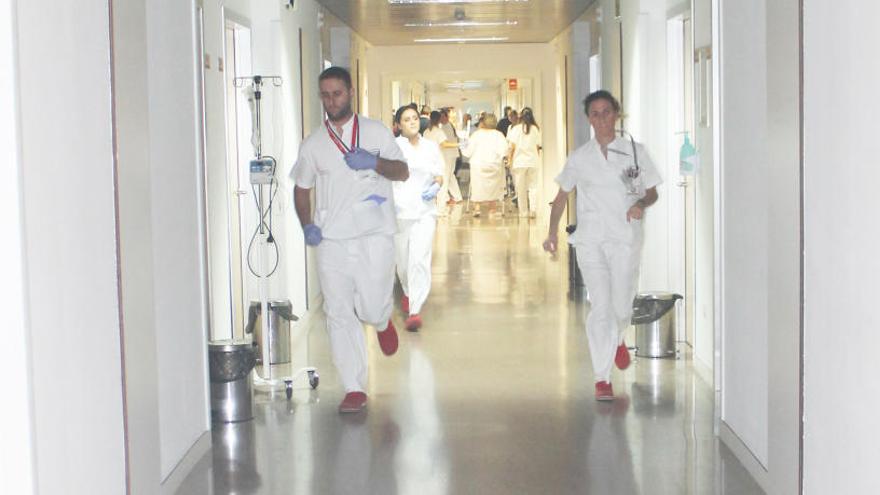 El personal sanitario, desalojando la planta esta mañana en el Hospital del Vinalopó