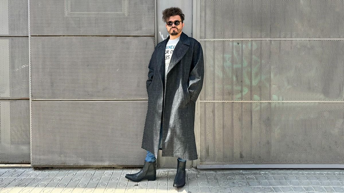 Uno de los modelos con un 'look' 'denim' de la nueva colección que la marca de moda inclusiva y adaptada Free Form Style presentará en la 080 Barcelona Fashion.
