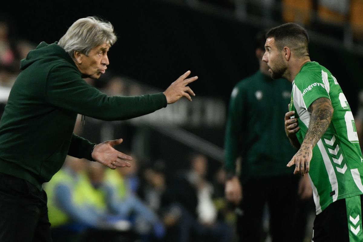 Manuel Pellegrini conversa con Aitor Ruibal durante el partido de vuelta de los octavos de final de la Liga Europa que Real Betis y Panathinaikos FC juegan este jueves en el estadio de La Cartuja