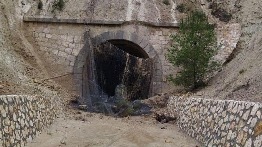 Túnel cortado por derrumbes en Mula.