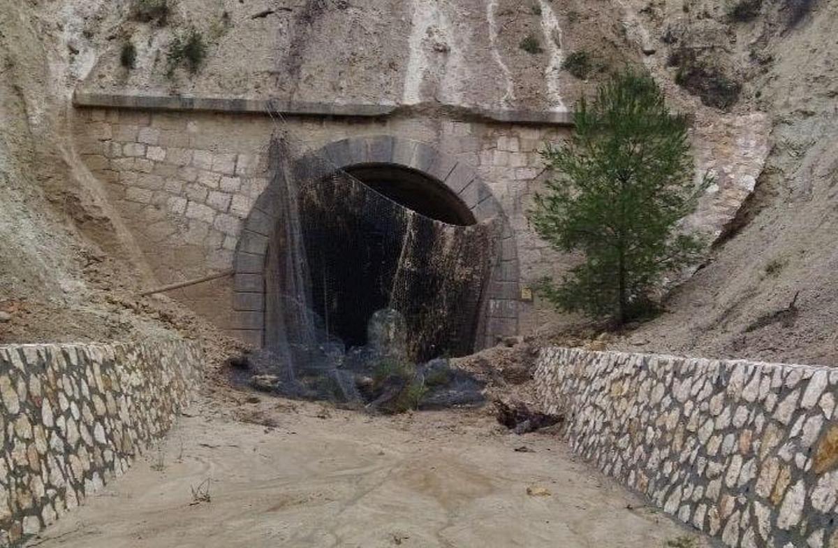Túnel cortado por derrumbes en Mula.