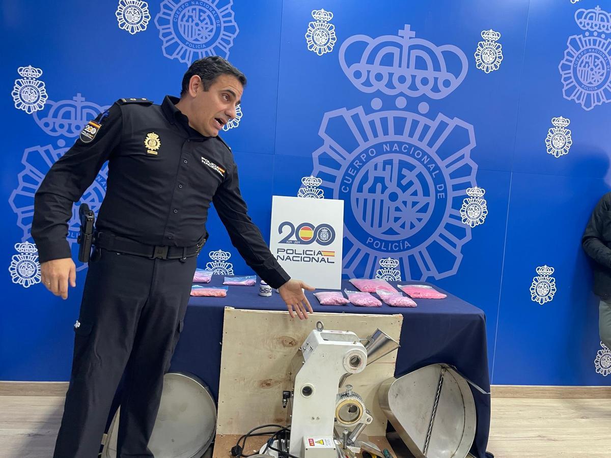 El Inspector Francisco González muestra la entabletadora de los narcos