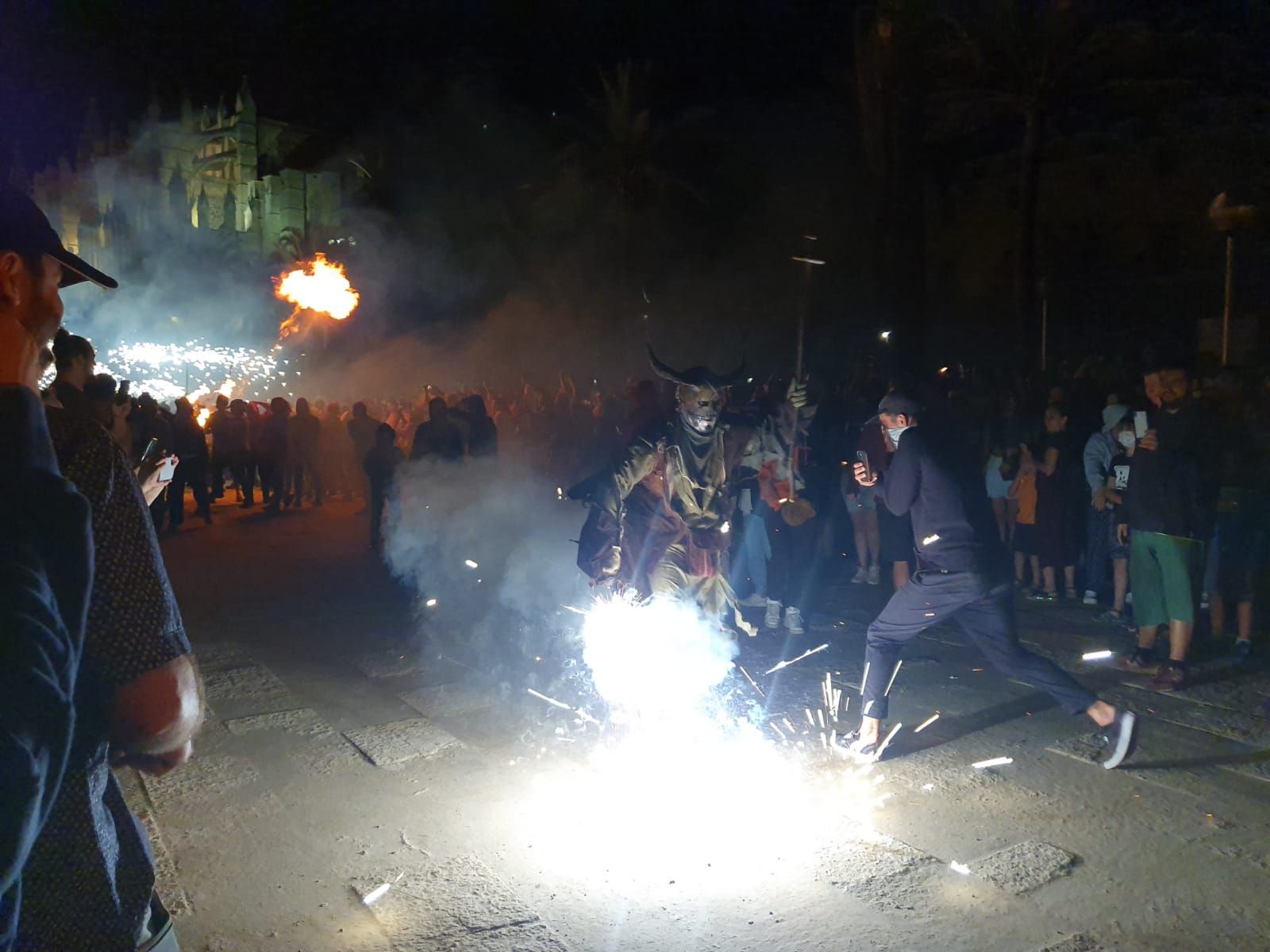 El infierno más reivindicativo echa chispas en el Parc de la Mar