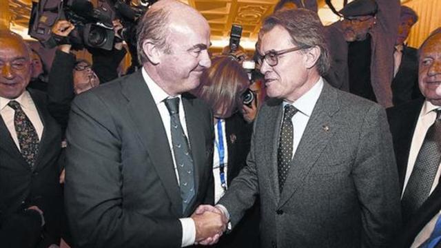 Cordialidad 8 Guindos saluda el viernes por la noche al 'president' Artur Mas en la 19 Trobada en S'Agaró.