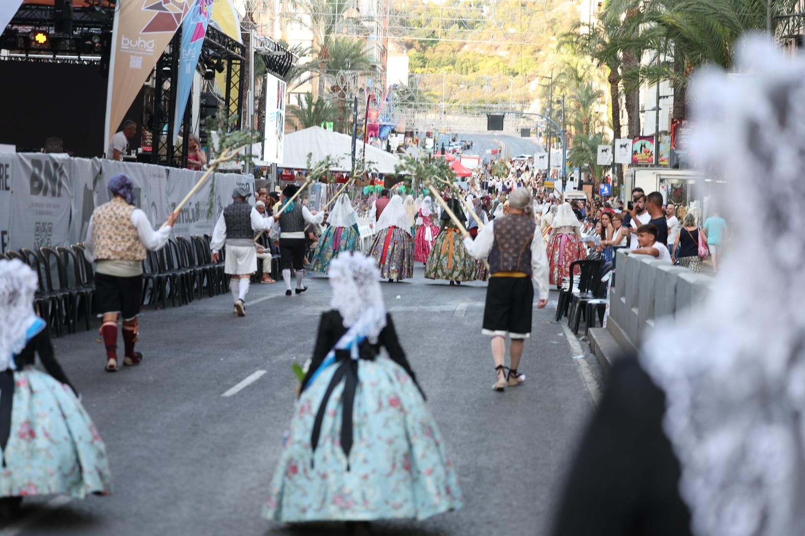 Berta y la corte completan la Ofrenda de Alicante
