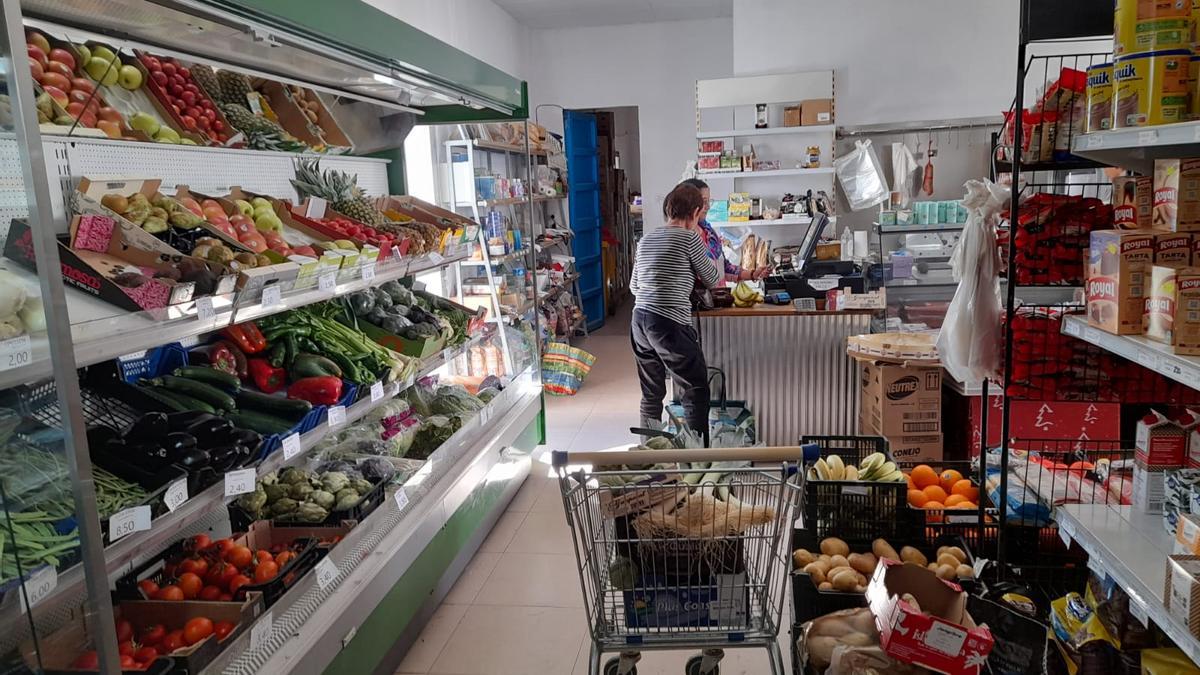 Estanterías de verduras y fruta en un supermercado de Formentera