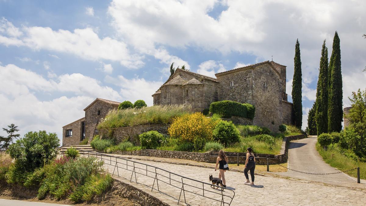 Una pareja disfruta de un paseo en La Tossa de Montbui