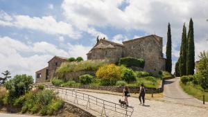 Una pareja disfruta de un paseo en La Tossa de Montbui