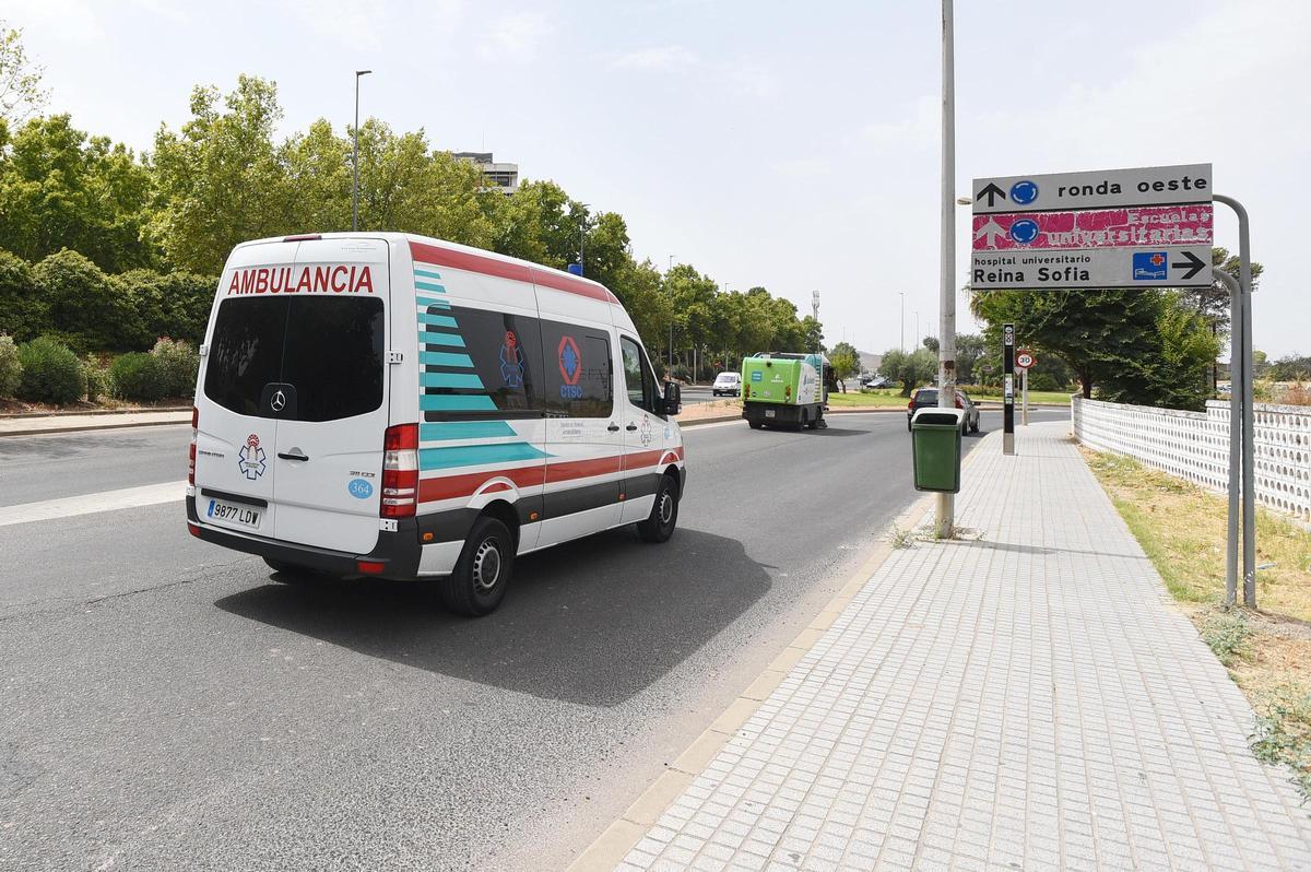Una ambulancia circula en dirección al hospital Reina Sofía.