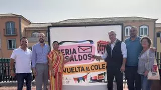 La Feria de Saldos de Las Mantecas reúne a 15 comercios y numerosas familias en La Cuesta