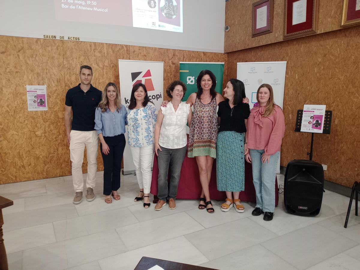 Gabriela Colombo, en el centro, posa con algunos de los asistentes.