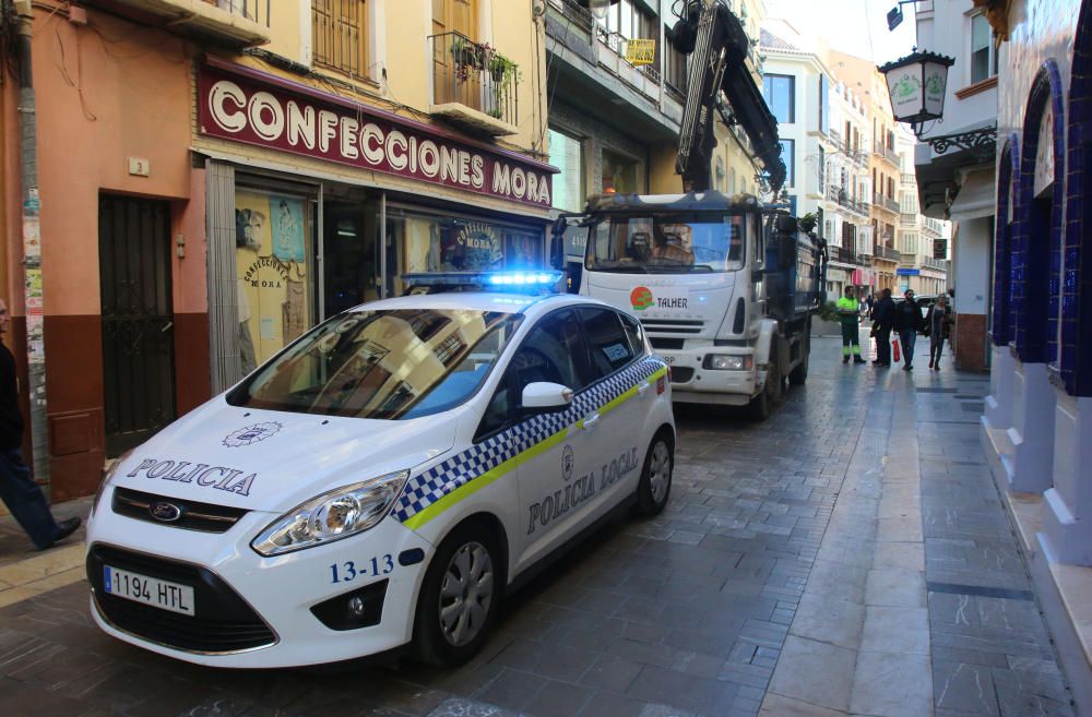 El Ayuntamiento de Málaga adopta medidas de seguridad tras el atentado de un camión en un mercadillo navideño en Berlín el pasado lunes.