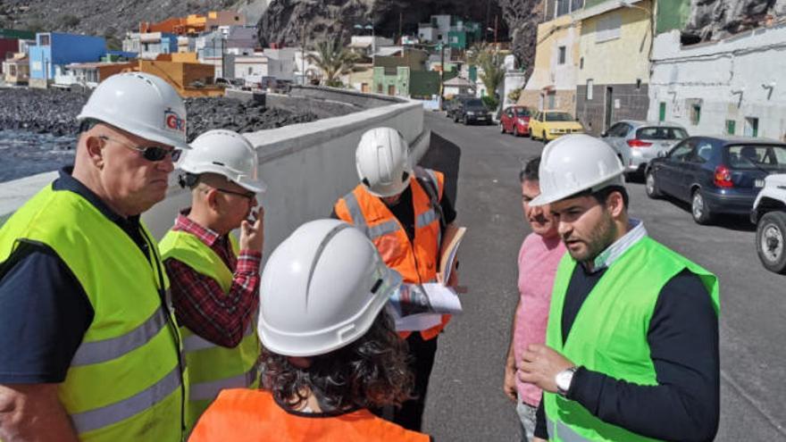 El alcalde de Güímar, Airam Puerta, en Santa Lucía con representantes de la empresa adjudicataria de la obra a realizar.