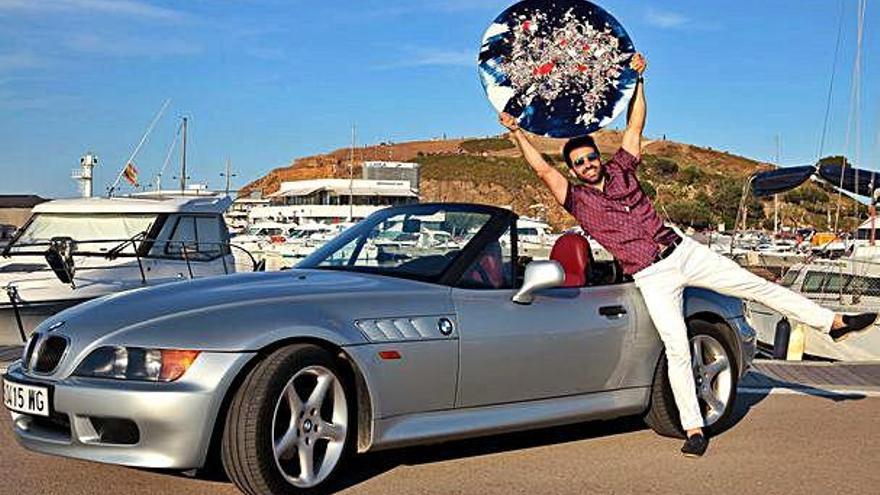 Albert Llobet, en el port esportiu de Llançà amb el BMW Z3 i una de les seves obres.