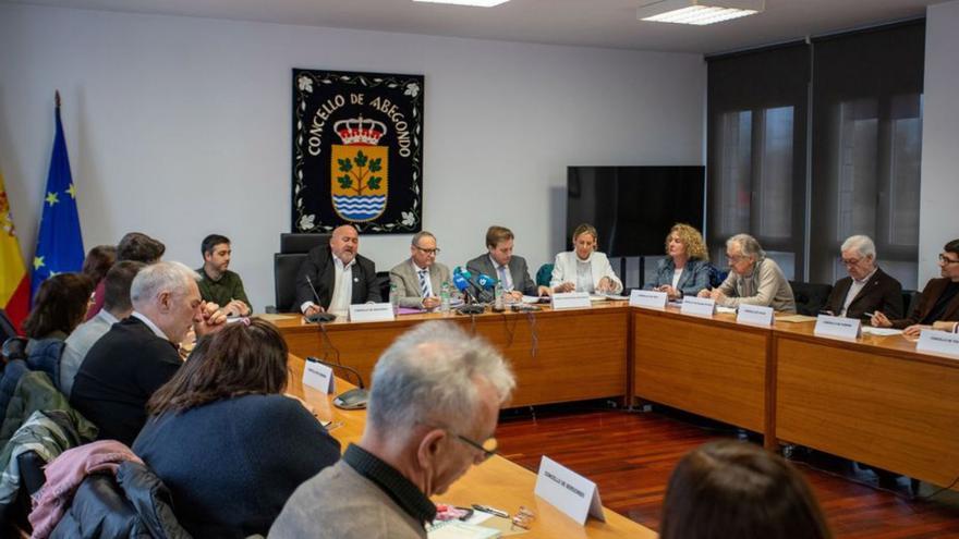 Bello Maneiro, a la derecha, en la reunión de Abegondo.   | // CEDIDA