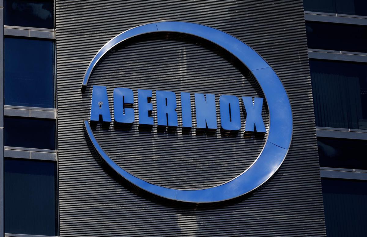 Logo de la compañía Acerinox en la fachada de la empresa. 