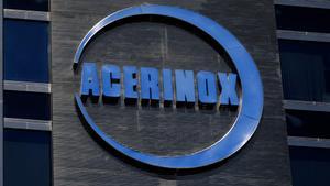 Logo de la compañía Acerinox en la fachada de la empresa. 