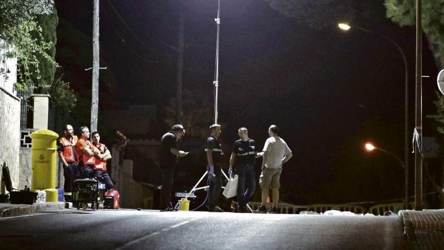 Guardias civiles inspeccionan el lugar donde fue tiroteado el turista irlandés en Calvià.