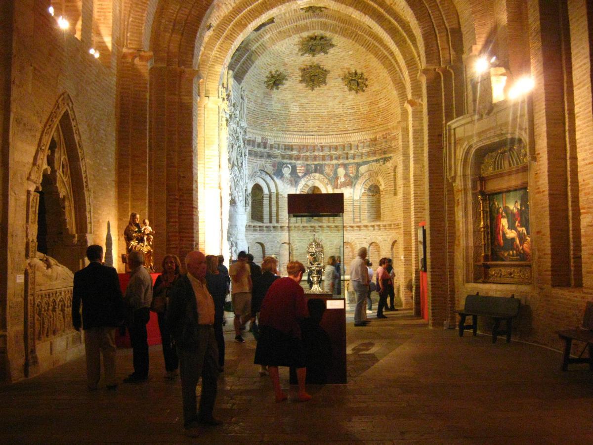 Visitantes recorren la iglesia de San Lorenzo el Real en la primera Noche Blanca del Patrimonio Toresano.