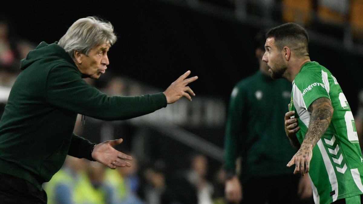 Manuel Pellegrini conversa con Aitor Ruibal durante el partido de vuelta de los octavos de final de la Liga Europa que Real Betis y Panathinaikos FC juegan este jueves en el estadio de La Cartuja