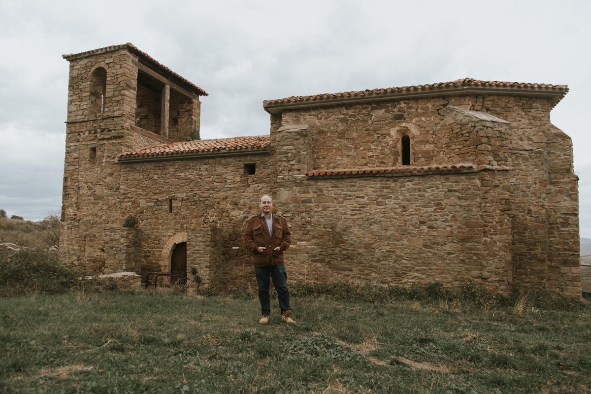 Pedro Beltrán, frente a la iglesia del Solar de Valdeosera.