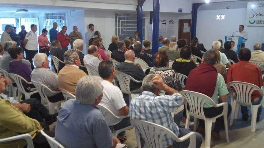 Asistentes al acto de ayer en la nave de remo.