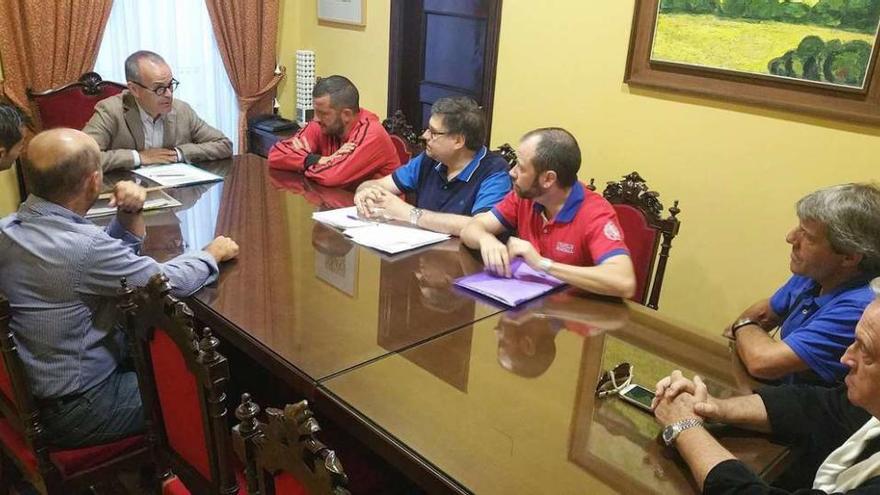 El alcalde, Jesús Vázquez, preside la reunión con los representantes de la UD Ourense y el Consello Municipal de Deportes. // FdV