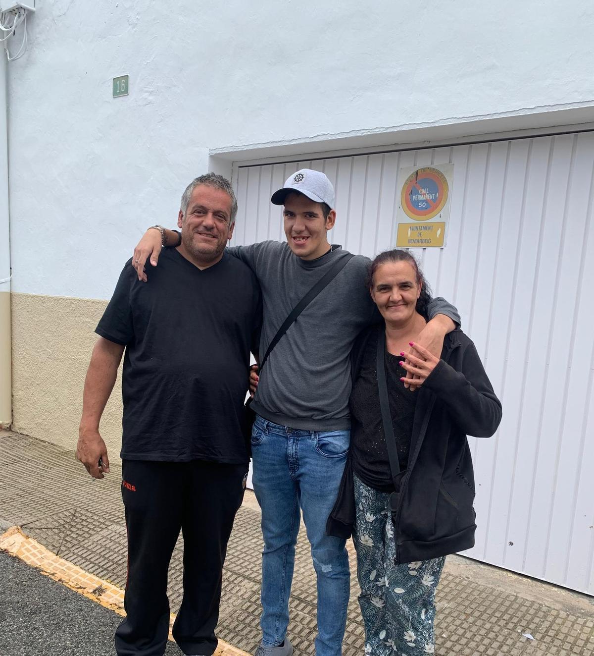 Toni, al centro, junto a sus padres.