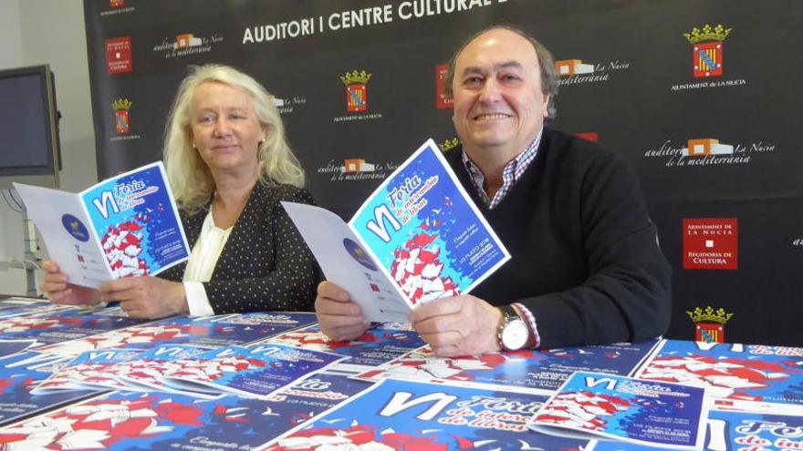 Beatriz Pérez-Hickman, concejala de 3ª Edad, y Pedro Lloret, concejal de Cultura, en la presentación de la VI Feria de Intercambio de Libros de La Nucía