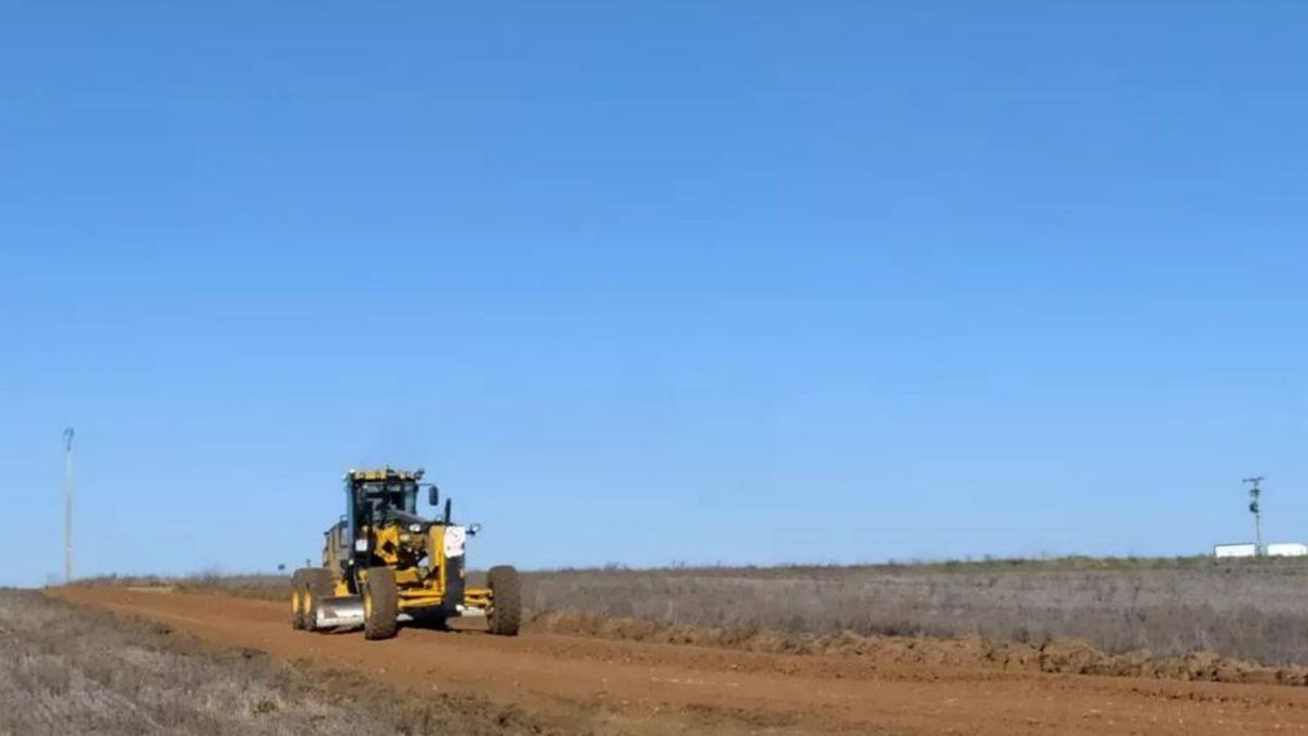 Trabajos de nivelación de un camino agrícola en Morales de Toro. | Cedida