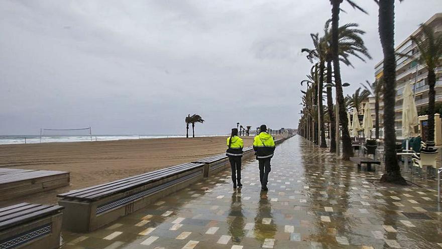 La lluvia evita los botellones de jóvenes en playas y calas de Alicante por Santa Faz